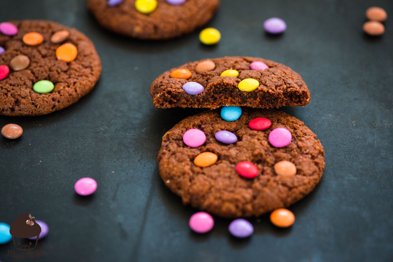 Mann backt Smarties Cookies (6 von 7)