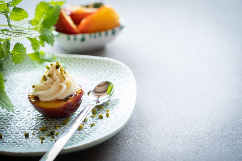 Gegrillte Nektarinen mit Honig-Mascarponecreme