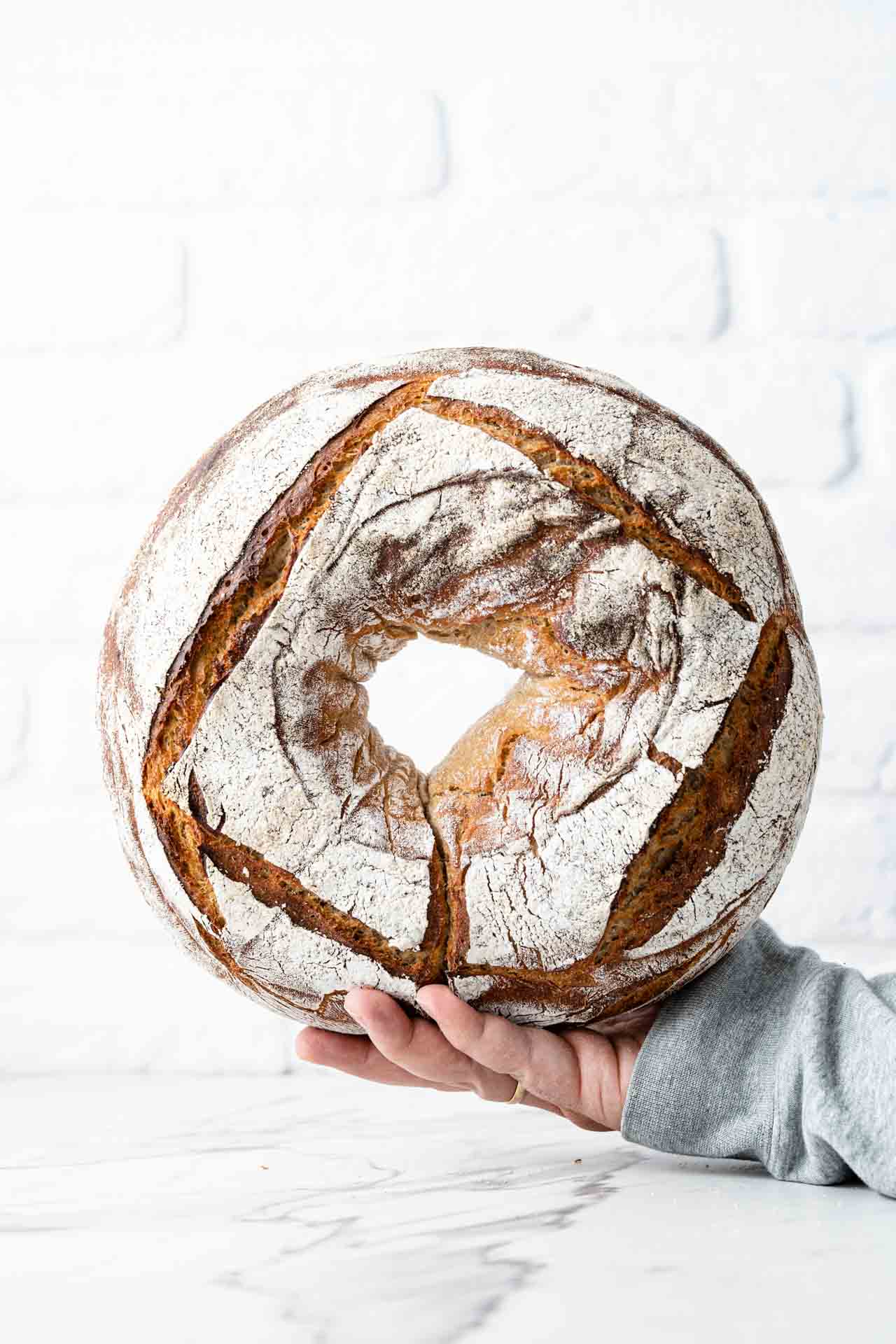 Mann backt mediterranes Brot ©Marian Moschen Mann backt