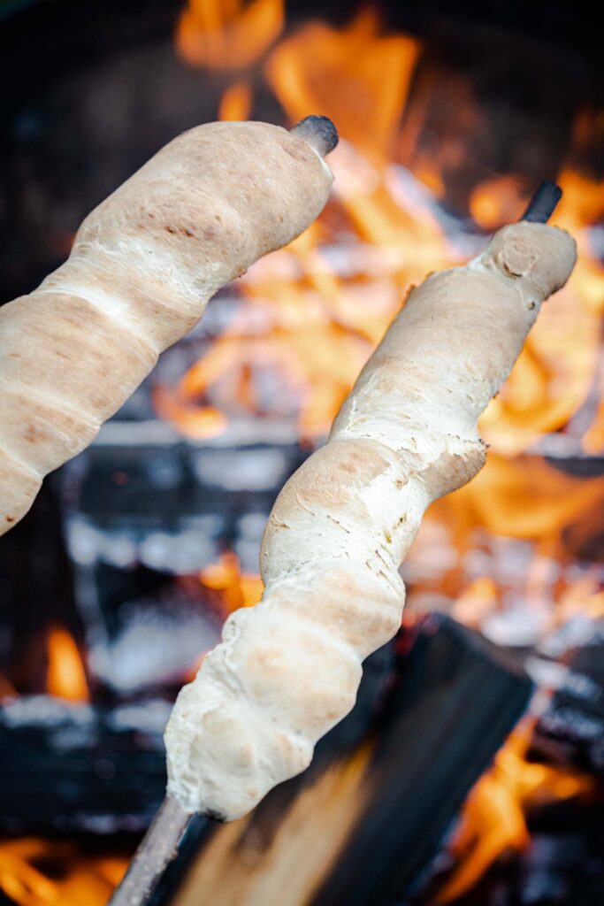 Stockbrot zum Grillen am Lagerfeuer