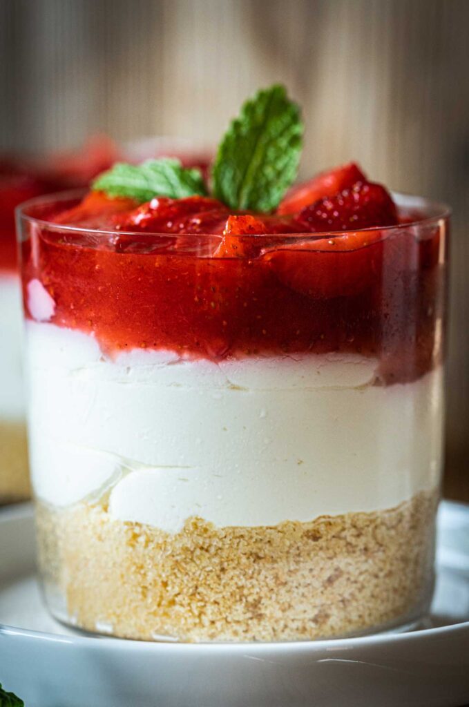 Cheesecake im Glas mit Erdbeeren